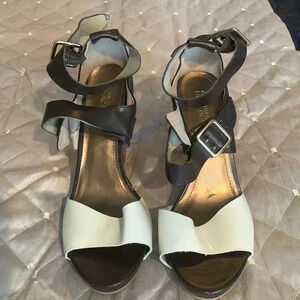 Kenneth Cole Reaction| Woman’s wooden heeled open toe sandal/shoe. Size: 7